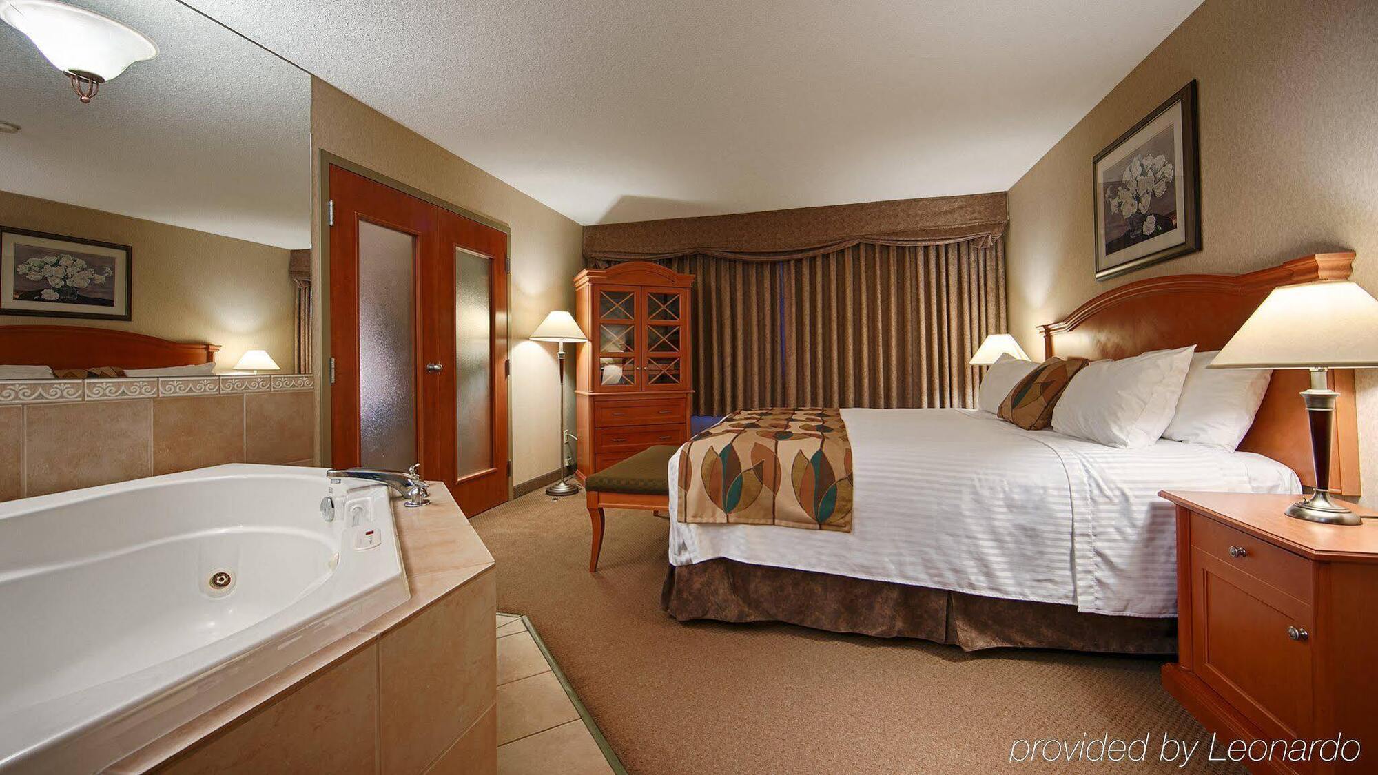 Best Western Plus Calgary Centre Inn Екстериор снимка